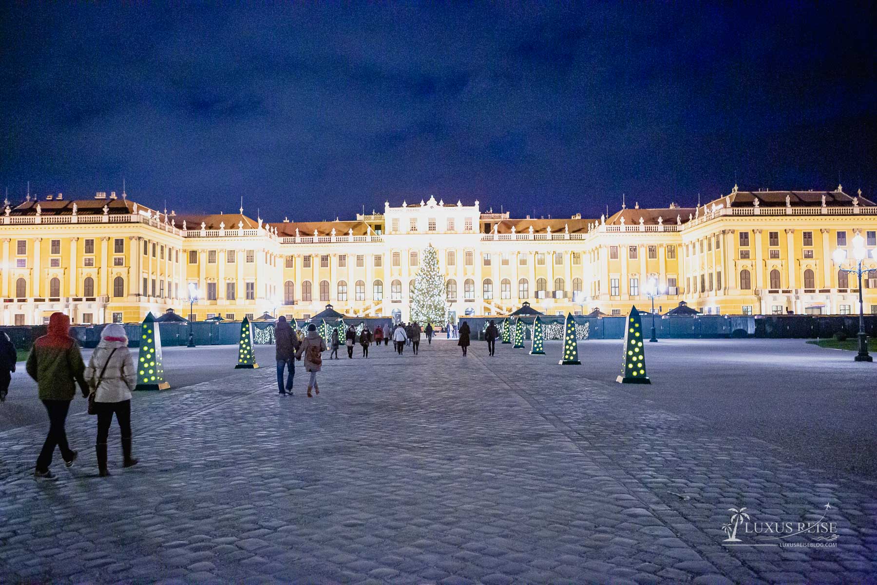 Weihnachtsmarkt Schloss Schönbrunn Wien, Österreich - Abendstimmung - Sehenswürdigkeiten