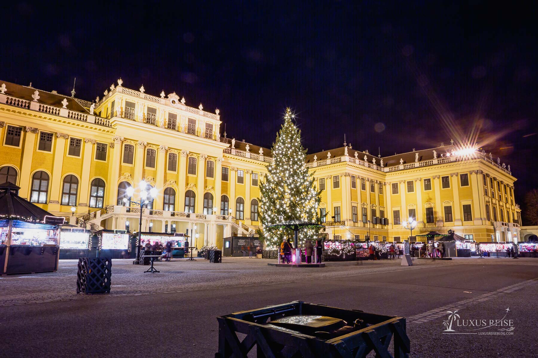 Weihnachtsmarkt Schloss Schönbrunn Wien, Österreich - Abendstimmung - Sehenswürdigkeiten