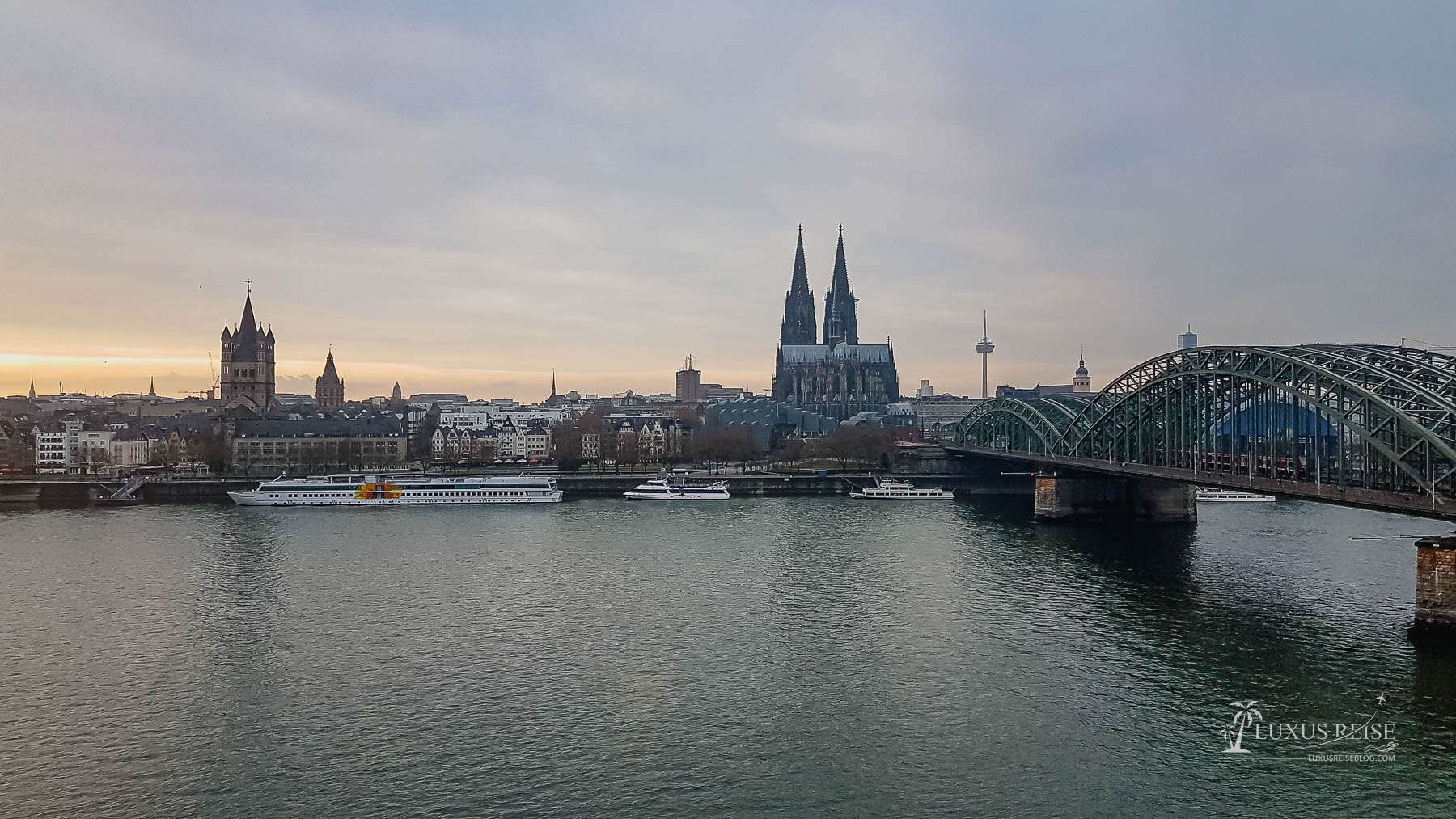 Koeln Sehenswuerdigkeiten - Top 10 Reisetipps Koeln - Koeln bei Nacht mit Kölner Dom und Rhein